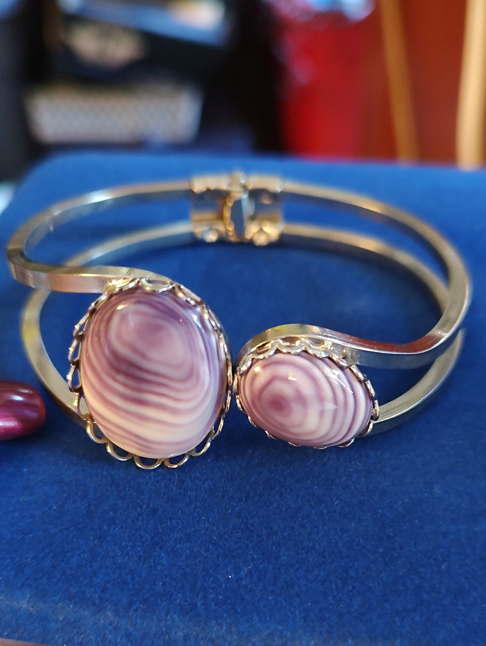 Wampum and Rhodium Plated Hinged Bangle